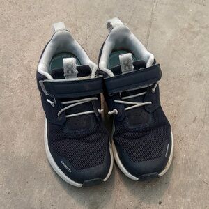 On Unisex Kids’ Cloud Play Sneakers in Midnight / White